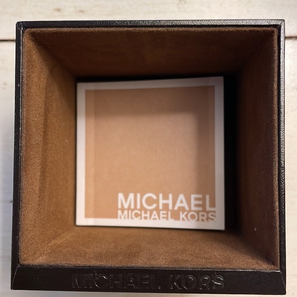 Michael’s Kors Ladies slim leather band watch. New! - Picture 8 of 11